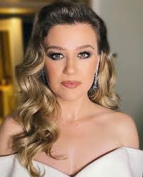 Throwing it back to earlier this year, with this incredible look from Kelly  Clarkson ❤️🔥