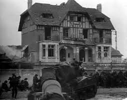 The beginning of the end in 39 photos. Bernieres Sur Mer Canadian Troops Going Ashore On Juno Beach On D Day 6 June 1944 Photo Conseil Ra C Gional De Basse Normandie Archives Nationales Du C Juni