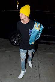 Justin Bieber Steps Out Of Car On Looklive Justin Bieber Style Justin Bieber Outfits Justin Bieber