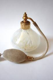 Flacon Pompe Parfum Verre Blanc Dore Decoration Chambre Maison Etsy Perfume Bottles Perfume Vintage Perfume Bottles