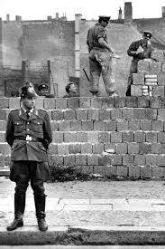 August 1961 wird die zahl der sektorenübergänge auf sieben reduziert. Der Bau Der Berliner Mauer Im August 1961 Bpb Berliner Mauer Bau Der Berliner Mauer Berlin Geschichte