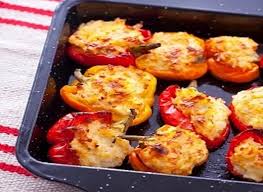 Puedes usar rojos o verdes y preparar un fácil relleno de arroz y carne picada, que será una maravilla para comer un maravilloso pimiento. Pimientos Morrones Rellenos Sin Carne Recetas De Cocina Faciles Morrones Rellenos Pimientos Rellenos Vegetarianos Pimiento Morron