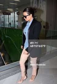 صور كيم كارداشيان بطقم جينز أنيق في مطار باريس Kim Kardashian Kardashian Kim