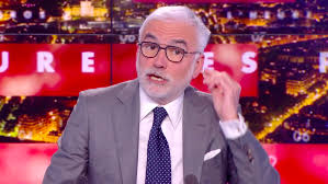 See more of pascal praud on facebook. Se Croyant Hors Antenne Pascal Praud Est Arrive Dans L Heure Des Pros 2 En Faisant Une Imitation Terrible Gq France