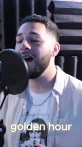 Streamer Singing Golden Hour