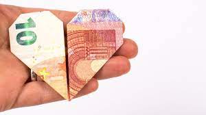 Und falls dies nicht möglich sein sollte, kann man die serviette ebenfalls als besteckunterlage nutzen. Geld Falten Herz Ein Kreatives Hochzeitsgeschenk Aus Geld Basteln Youtube