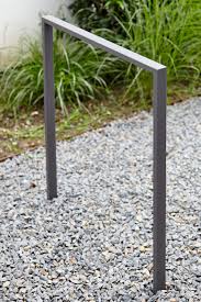 Geradlinige Gartengestaltung Mit Grossen Platten Aus Naturstein Und Elementen Aus Cortenstahl Natursteine Gartengestaltung Garten