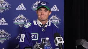 Vancouver canucks draft pick nils hoglander pulls off a perfect lacrosse style goal against finland to tie the game back up at one. Draft Hoglander Meets Media Nhl Com