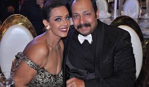 مغني وموسيقي ومصور فيديو مستقل سعودي. Ù…Ø­Ù…Ø¯ Ø«Ø±ÙˆØª ÙŠÙƒØ´Ù Ù…Ø§ ØªÙØ¹Ù„Ù‡ Ø²ÙˆØ¬ØªÙ‡ Ø¨Ø³Ø¨Ø¨ ÙƒÙˆØ±ÙˆÙ†Ø§ Ø¨Ù‚Ù„Ø¹ Ù‡Ø¯ÙˆÙ…ÙŠ ÙƒÙ„Ù‡Ø§ Ø¹Ù†Ø¯ Ø§Ù„Ø¨Ø§Ø¨