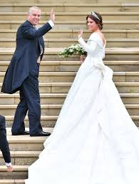 Prinzessin eugenie ist die jüngste tochter von prinz andrew und sarah ferguson, dem herzog und der herzogin von york (england). Eugenie Von York Tragt Ein Brautkleid Von Peter Pilotto Vogue Germany