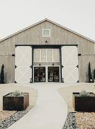 Modern Farmhouse Style Wedding Venues Near Austin Brides Of Austin Barn Style House Modern Farmhouse Style Farmhouse Style