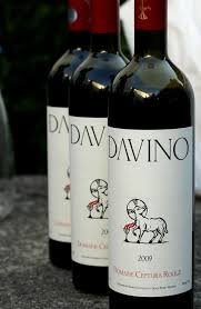 Eine intensive rubinrote cuvée mit violetten reflexen, die für die rebsorten merlot, cabernet sauvignon und feteasca neagra typischen aromen von grünem pfeffer, trockenfrüchten und kaffee zum vorschein bringt. Davino La Cluj Vinul Din Cluj