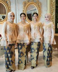 Model baju atasan di tahun 2018 masih fit untuk dikenakan di tahun ini kok. 60 Model Baju Batik Kombinasi Gamis Polos Dan Brokat Bergaya