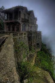 31 Haunting Images Of Abandoned Places That Will Give You Goose Bumps Abandoned Hotels Abandoned Places Desert Places