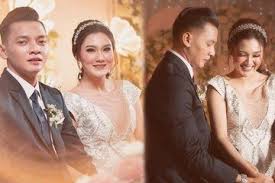 Pertanyaan ini mungkin mencuat ketika pedangdut tersebut sukses bikin heboh setelah mengaku kalau dirinya sudah menikah alias punya suami. Resmi Dipersunting Dory Harsa Wedding Organizer Ungkap Fakta Di Balik Pernikahan Nella Kharisma Tak Terima Endorse Dan Semua Dibayar Tunai Semua Halaman Grid Star