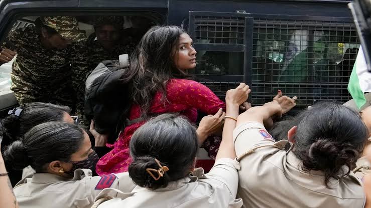 Delhi Police Detain Protesters During March Against SIR Towards ECI Headquarters