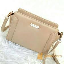 Tas wanita yang kami produksi adalah tas wanita yang berkualitas baik. Charles Keith Ck Mini Messenger Cream Tas Wanita Cantik Murah Bogor Jualo