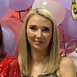 Anna Ptasznik's Instagram, Twitter & Facebook