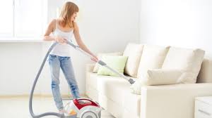 Ein sofa ist ein sehr gemütliches möbelstück und wird daher für viele aktivitäten gebraucht: Sofa Reinigen Flecken Entfernen Mit Natron Und Dampf Herold Blog