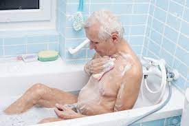お風呂でソープ スポンジで彼の体を洗うシニアの人。の写真素材・画像素材 Image 29290543