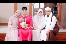Larissa chou merupakan menantu dari ustaz arifin ilham yang merupakan istri dari putra sulungnya muhammad alvin faiz. Diisukan Cerai Dengan Anak Ustaz Arifin Ilham Begini Perjalanan Larissa Chou Yang Nekat Menentang Orang Tuanya Demi Jadi Mualaf Sajian Sedap
