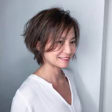 Trying out the short hair style is definitely a choice that takes some confidence, but once … 10 Stylish Hairstyles That Mature Women Can Carry Off Beautifully