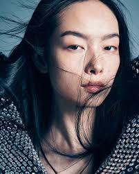 在传统叙事中，女性常常被描绘为手握魔法药水、祸乱人世的女巫；又或是温良恭顺、操持家中一日三餐、大小事务的贤妻良母。但如孙菲菲(@