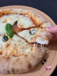 Pizza Napoletana Fatta In Casa Col Cornicione Ripieno Con Un Pizzico Di Sale Ricetta Nel 2020 Pizza Napoletana Ricette Pizza