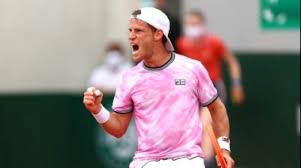 Struff spielt die vorhand gegen die laufrichtung von schwartzman und holt sich. Poufiizb4izowm