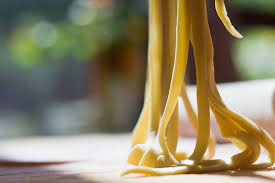 Cominciare a impastare con la forchetta e poi con le mani. Come Fare La Pasta Fresca Senza Uova La Ricetta Per La Pasta Vegana