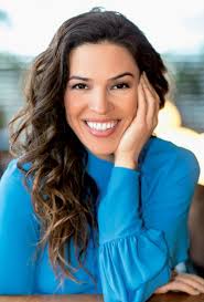 Είναι απόφοιτη της δραματικής σχολής του εθνικού θεάτρου. Natalia Dragoymh Otan O Mpoygioyrhs Thn Kleidwse Sto Kamarini Life Is