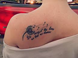 Tattoo Spruch Uber Liebe Und Ein Lowenzahn Bilder Tattoo Spruch Am Rucken Von Frau Tattoo Zitate Tattoo Spruche Schriftzug Tattoo