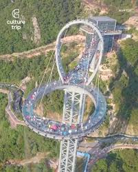 Podul haohan qiao din china face legătura între două stânci din parcul naţional shiniuzhai, din provincia chinezească hunan. Dedal Tur Podul De SticlÄ Din Qingyuan China Facebook