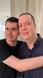 Muitos parabéns para esse menino que, definitivamente, cresceu! Por esses  20 anos tive o prazer e a oportunidade de estar sempre ao seu lado,. Pude  ensinar muita coisa, aprender muitas outras. Feliz ...