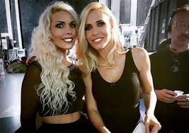 Sirene sì, ma più che sobrie. Ilary Blasi Incontra La Sua Sosia La Somiglianza E Incredibile Lettoquotidiano It
