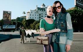 Pokaz Muzhskoj Kollekcii Gucci Osen Zima 2020 Pryamaya Translyaciya Zhurnal Esquire Ru Эстетику gucci под руководством алессандро микеле не получится описать одним словом. gucci osen zima 2020
