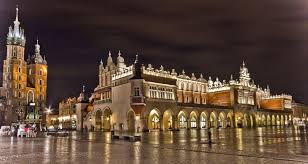 Está situada a ambas orillas del río vístula (wisla) en una región elevada en las estribaciones de los cárpatos. Cracovia La Vita Notturna In Citta Il Blog Di Spotahome