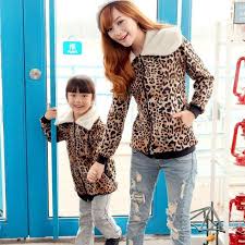 eskiden ikiz kardesler bir ornek giydirilir ve tum dikkatleri uzerlerine toplarlardi yeni modaya gore anne kiz cocuk ve baba anne kizlar anne kiz kiyafetleri