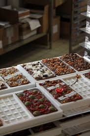 Eure Schokolade Auf Dem Weg In Den Kuhlschrank Homemade Chocolate Bars Chocolate Fruit Artisan Chocolate