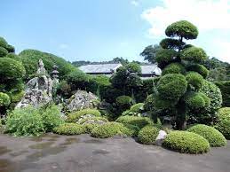 O Karikomi The Technique Of Trimming Bushes Into Balls Or Rounded Shapes Which Imitate Waves Sculpted Tr Japanese Zen Garden Japanese Garden Bushes Shrubs