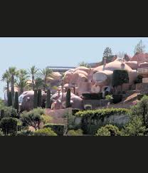 «la mode est toujours ridicule avant et après, mais pendant, elle est merveilleuse. Le Palais De Pierre Cardin Feerie De Bulles Sur La Mer