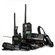 Un walkie talkie no es más que un aparato de radio que puede usarse como transmisor o como receptor. Radio Belanjawan Kajian Perbandingan Radio Mudah Alih