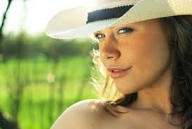 Cowgirl Della Donna Che Cammina Con Il Suo Cavallo Sul Ranch Immagine Stock 