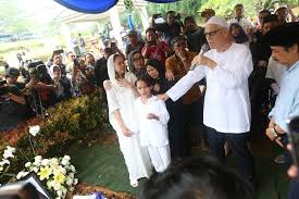 Ayah ashraf, mohamed anthony john sinclair juga mengenang putranya dengan mengunggah foto ashraf di instagramnya. Video Pesan Menyentuh Ayahanda Ashraf Sinclair Untuk Bcl Terima Kasih Sudah Mencintai Anak Saya Kapanlagi Com