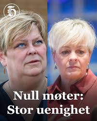 Far og sønn Daniel Arne og Dag Ivar Hansen driver gård på Grytøy. Nå holder  de avstand fra hverandre for å ivareta produksjonen.