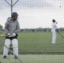 Dabei dreht sich alles um das duell zwischen dem werfer (bowler) und dem schlagmann (batsman). Cricket Spielfeld A