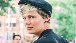 Home by cavetown~~~~~neat, it's practically a coming out video of my gender identity. Kik 24 Is Non Binair En Geeft Tips Over Chest Binding Linda Nl