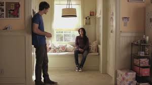 Emilys Off Pretty Little Liars Lap Top Google Search Quartos Quarto De Irmaos Series Famosas