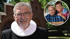 Præsten var egentlig gået på pension: Derfor var han alligevel med til Peter  Bellis begravelse