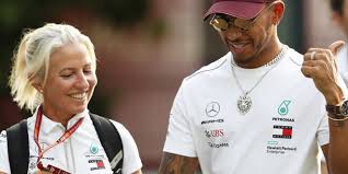 Lewis hamilton to sign new mercedes deal before f1's summer break. Lewis Hamilton Das Ist Die Frau An Seiner Seite